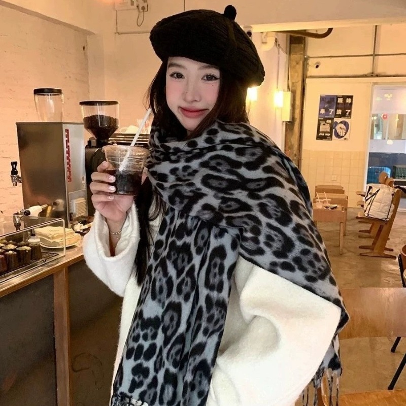 2025年ニューレトロシルクレオパード柄スカーフ軽量ソフト暖 - Vintage Fashion Style Men のレビューと価格